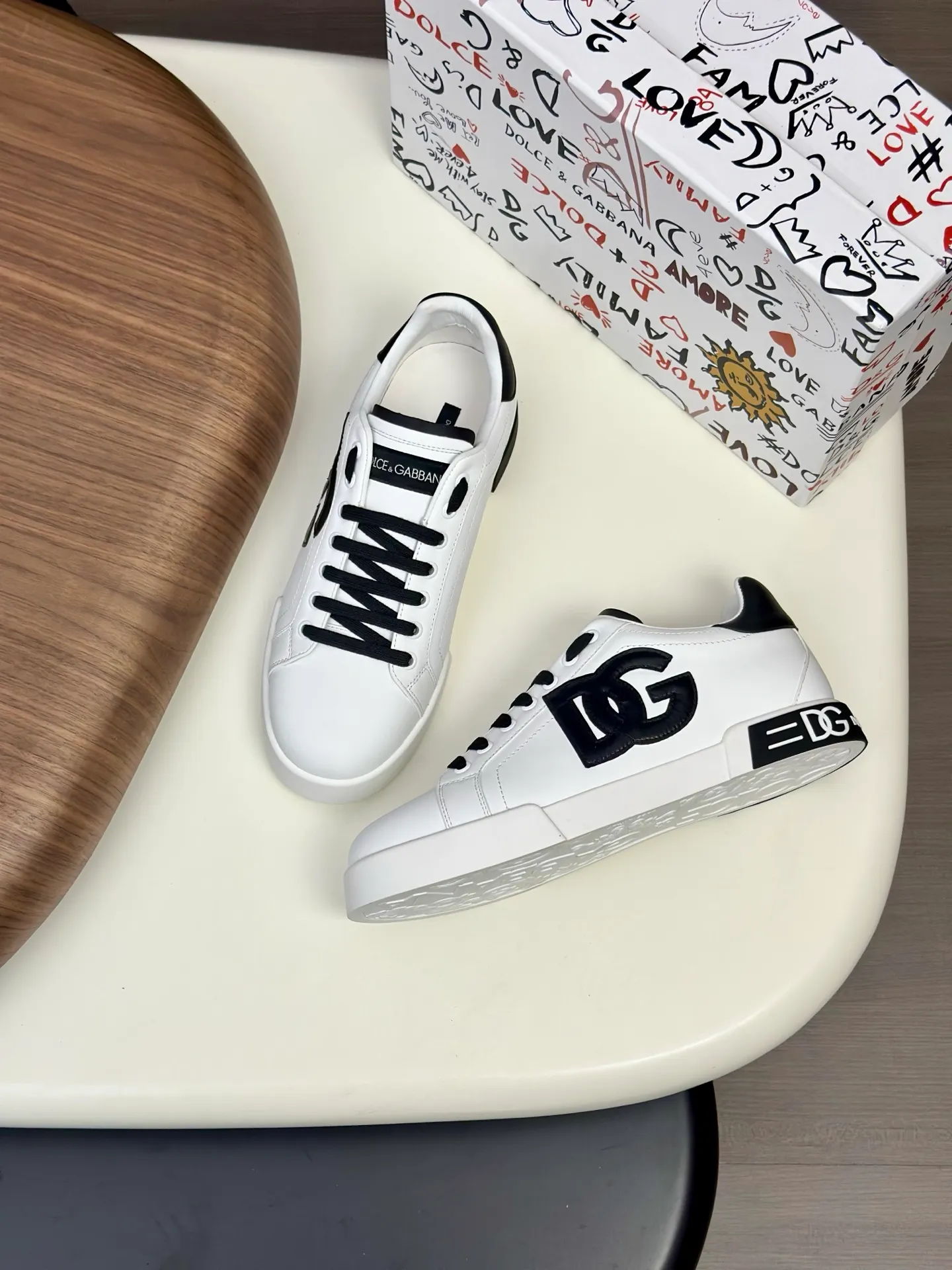 New product 💰800 DG Dolce & Gabbana men's shoes 💰ortofino calfskin sneakers ♞size; 39~44 (customized 38.45.46) Iconic men's shoes 💰ortofino series of sneakers, classic and timeless style, now presented with fashionable details. The calfskin engraved DG logo is a subtle finishing touch. Men's shoes💰ortofino calfskin sneakers: